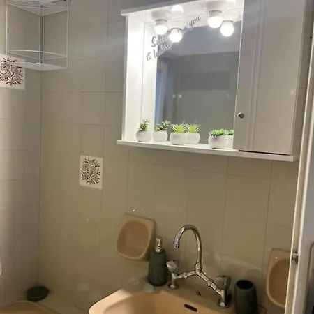 Roof 5' Apartment